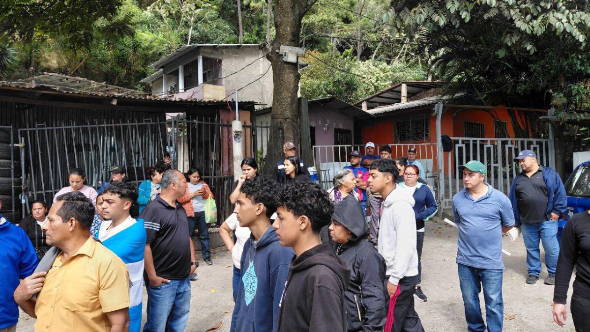 Policías llegan a desalojar a familias en La Estanzuela