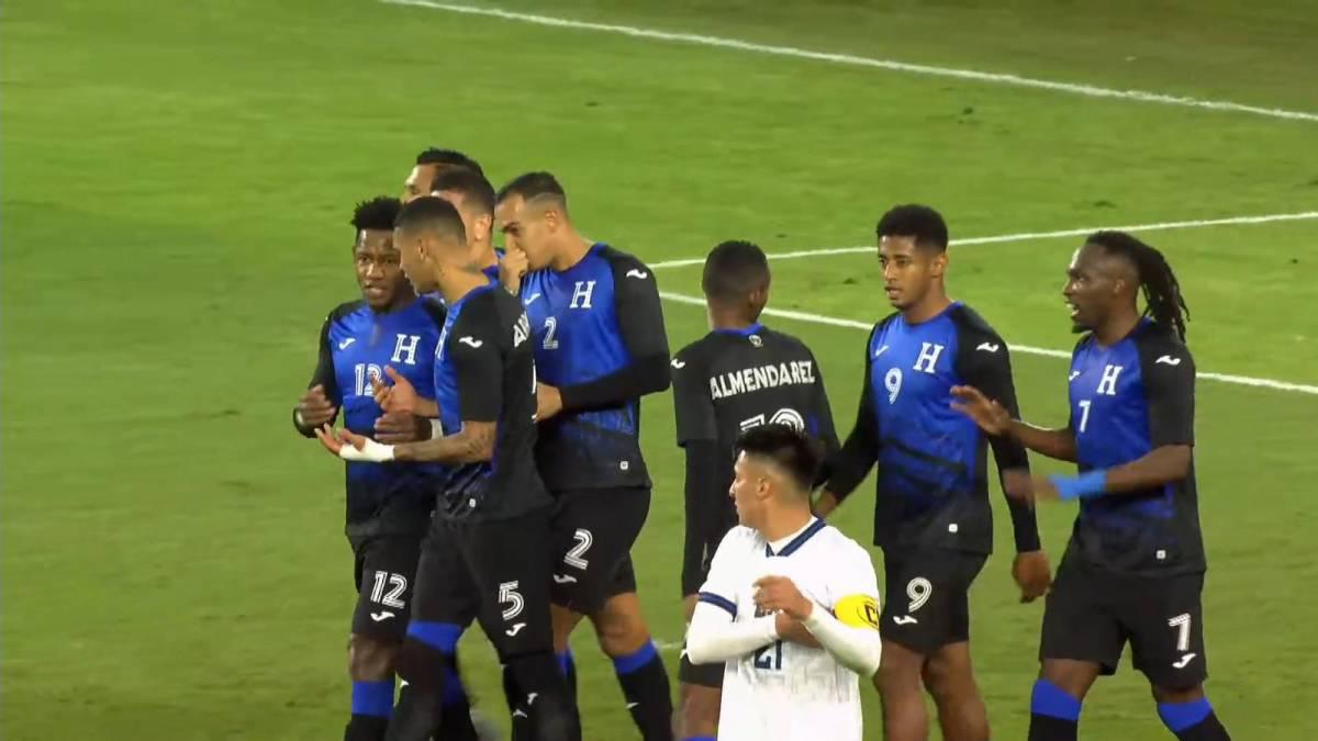 Los jugadores de la Selección de Honduras celebrando el autogol de El Salvador.