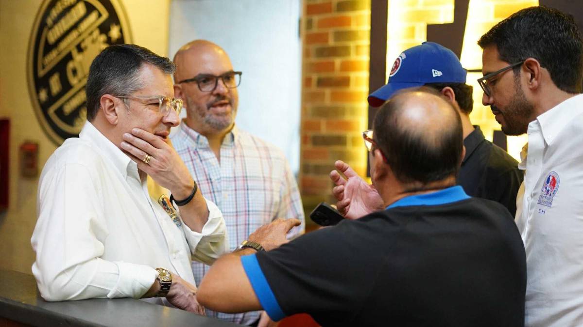 Futbolistas de Olimpia bien acompañados, furor por Elis y festejos del campeón