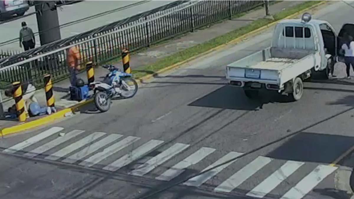 El conductor de camión se detuvo después de impactar al motociclista.