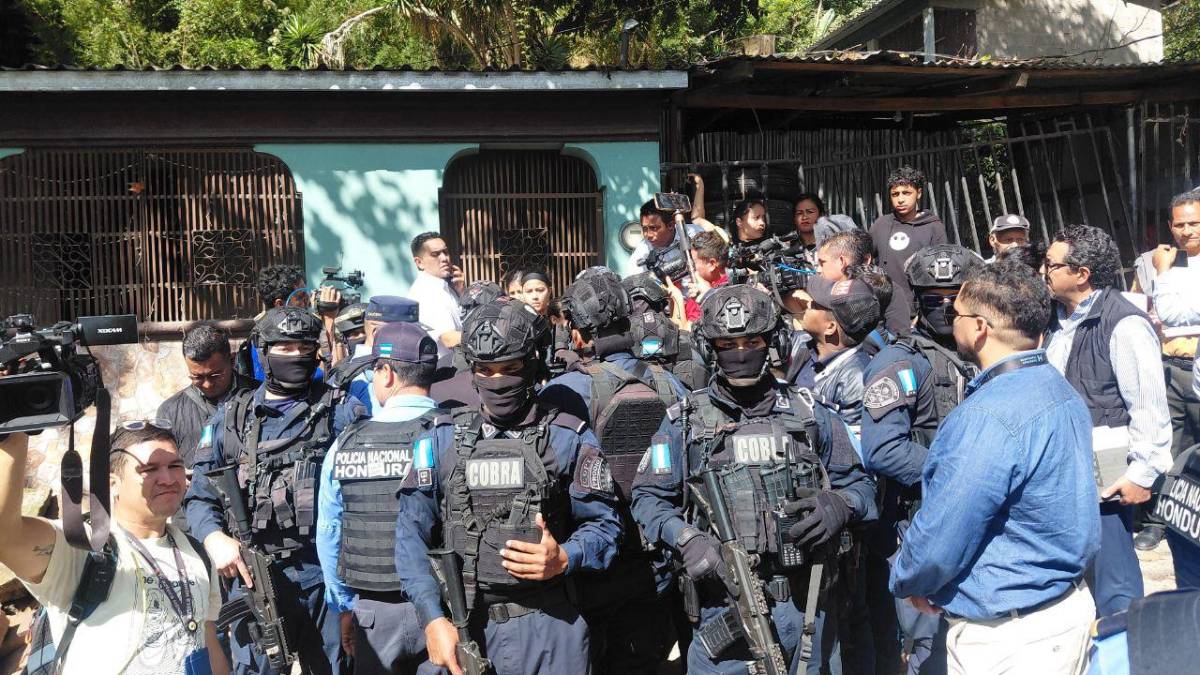 Policías llegan a desalojar a familias en La Estanzuela