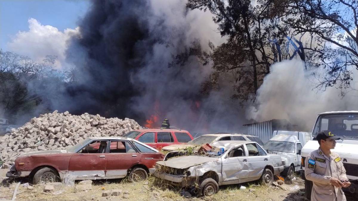 Más de 40 carros decomisados son consumidos por incendio en Tegucigalpa