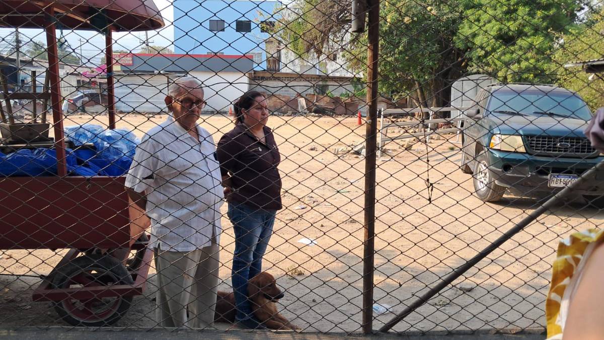 Corren del parque a emprendedora hondureña, alquila local y se lo cierran