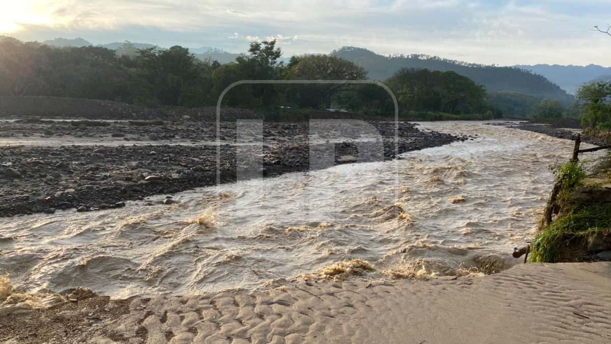 Crecida del río Aruco en occidente deja incomunicados a Corquín y Belén Gualcho