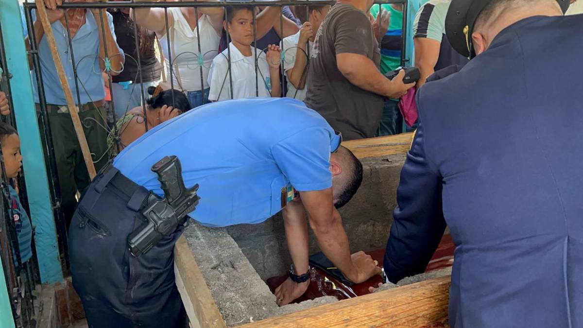 Hijo del inspector Kevin Pérez le da un conmovedor beso de despedida