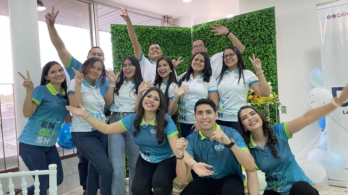 El grupo de teachers de “Do It Learning Center”.