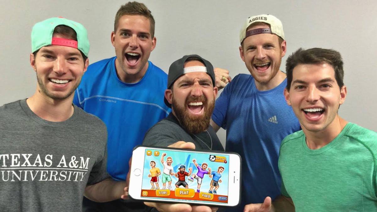 Dude Perfect, un quinteto integrado por los gemelos Coby y Cory Cotton, Garrett Hilbert, Cody Jones y Tyler Toney, ganaron 20 millones de dólares en 2021. Sus videos de comedia deportiva atrajeron miles de suscriptores y sumaron millones de vistas.