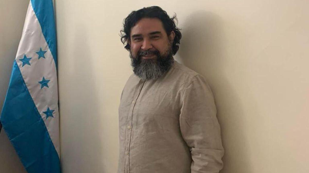 El pintor hondureño Jaime Vallardo Chávez expondrá en París, Francia