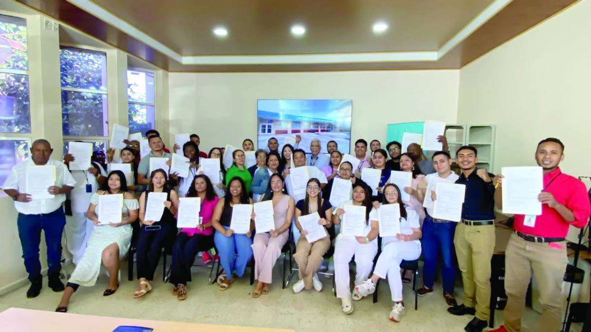 Entregan acuerdos a personal de Salud de Atlántida