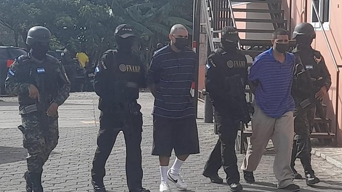 Capturan a dos supuestos sicarios extorsionadores de la pandilla 18