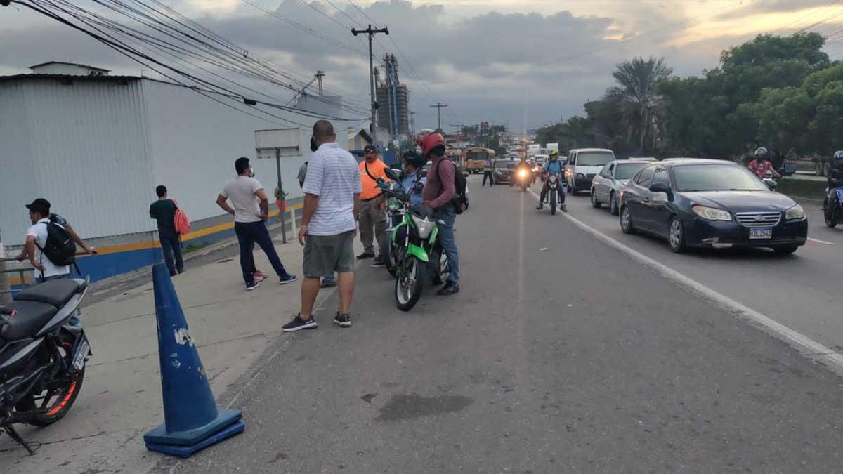 El accidente generó congestionamiento vehicular en la autopista de Choloma a San Pedro Sula.