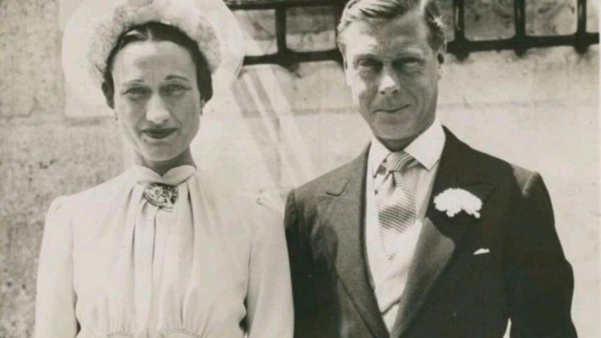 Sin embargo, su hermano mayor, el rey Eduardo VIII, abdicó a los pocos meses de reinado para casarse con la divorciada estadounidense Wallis Simpson.