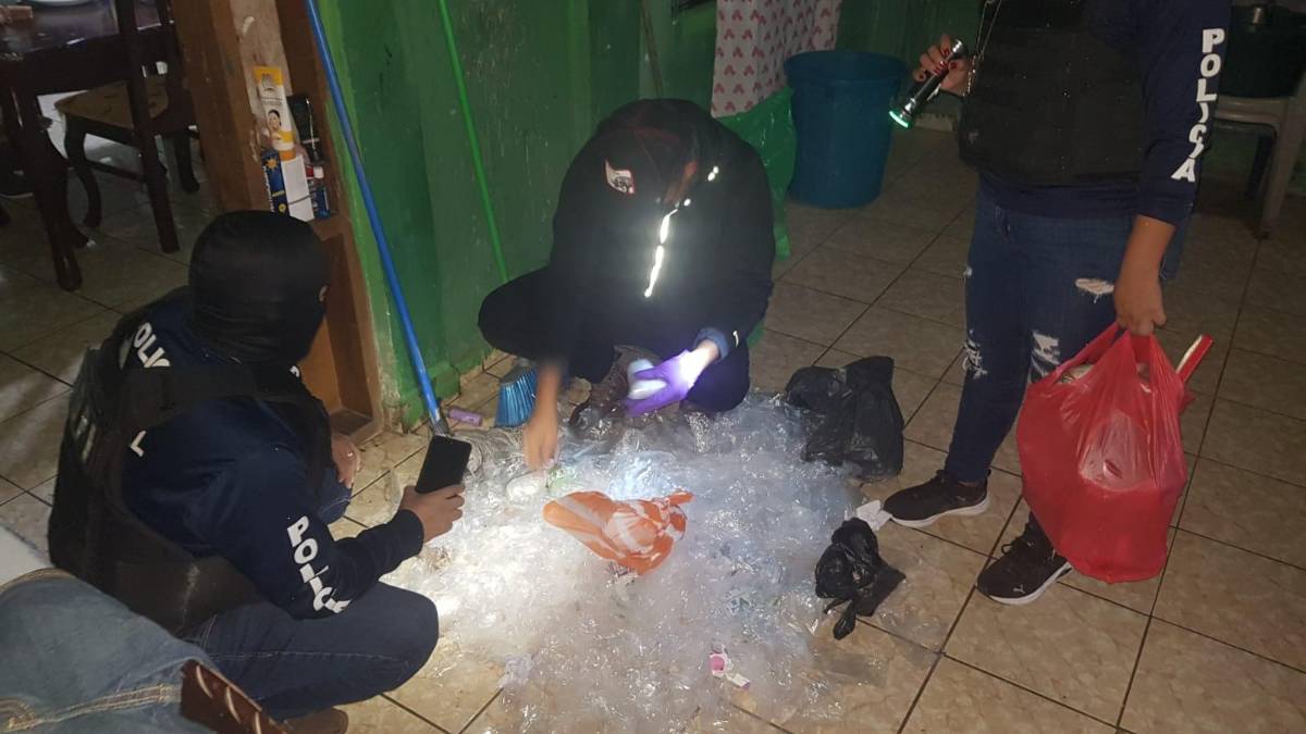Agentes policiales hallaron drogas como crack y cocaína en la operación ejecutada en Santa Rosa de Copán.