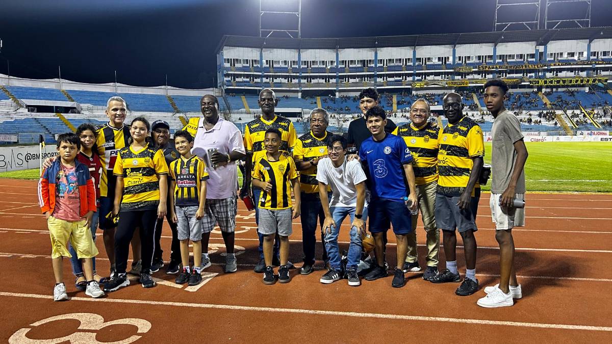 Exmundialistas del Real España recibieron homenaje por parte del cuadro sampedrano.