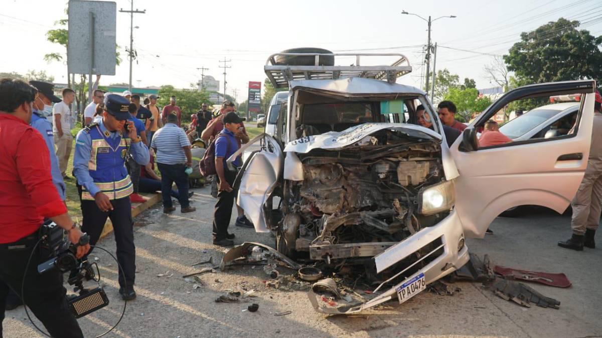 En el desvío al sector Rivera Hernández, en el bulevard del este, tres buses chocaron. En el que viajaba Suyapa, sacó la peor parte.