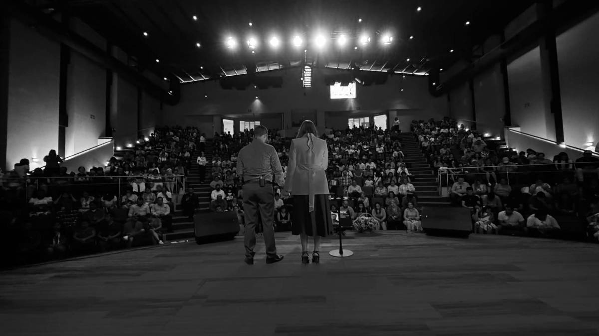 Esposa de pastor lo deja por su instructor; se lleva 10 millones de pesos y los carros de lujo