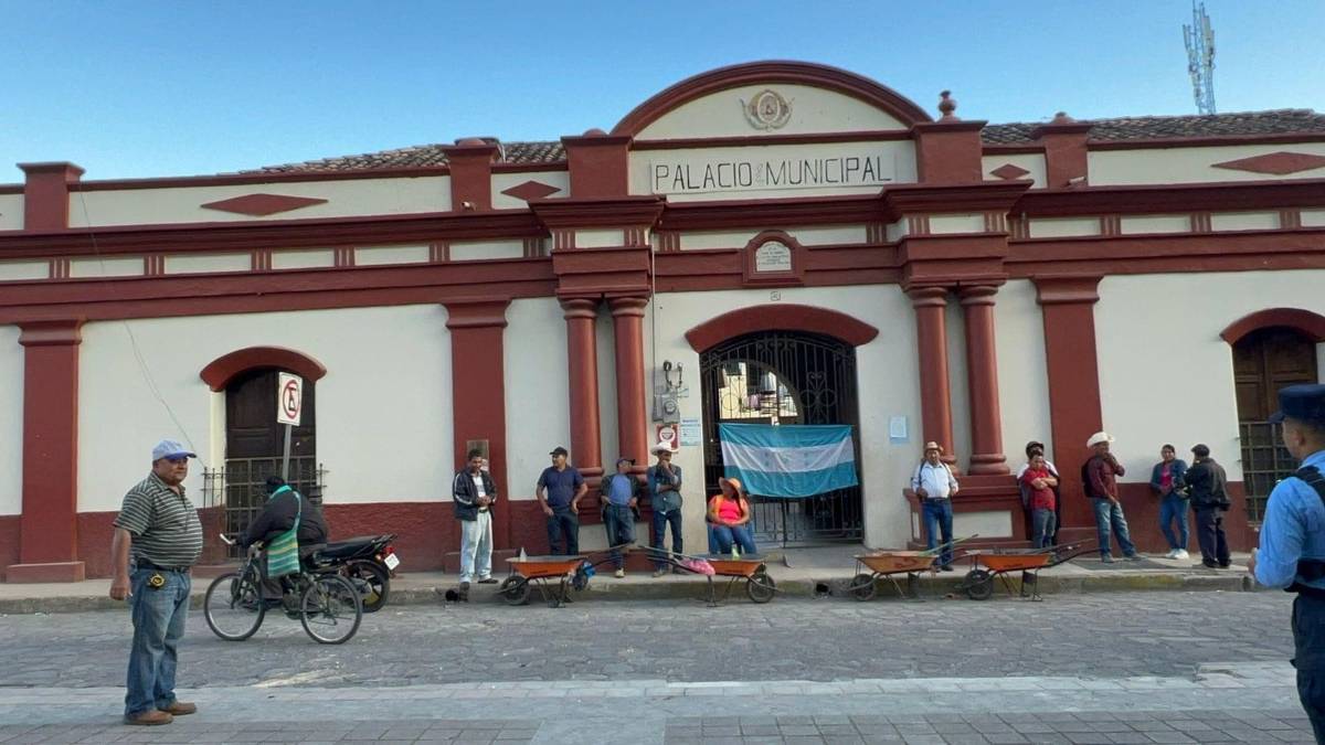 La municipalidad de Gracias ha estado tomada por empleados que no han recibido salarios por bloqueo del sistema de pagos.