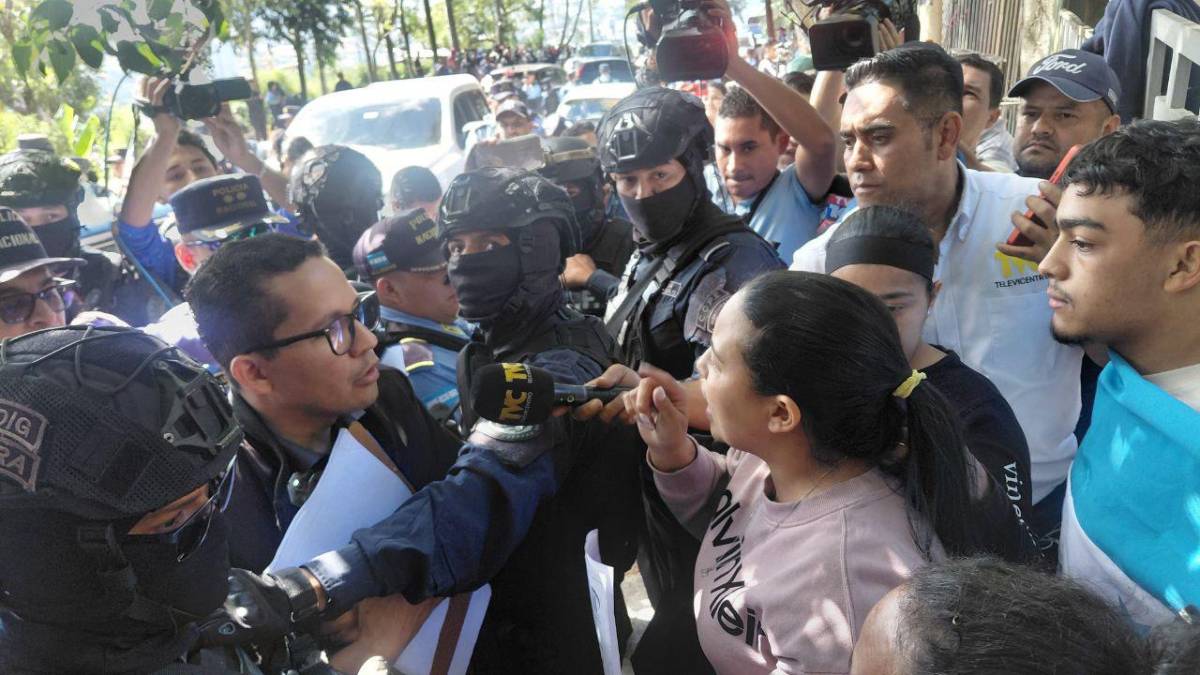 Policías llegan a desalojar a familias en La Estanzuela
