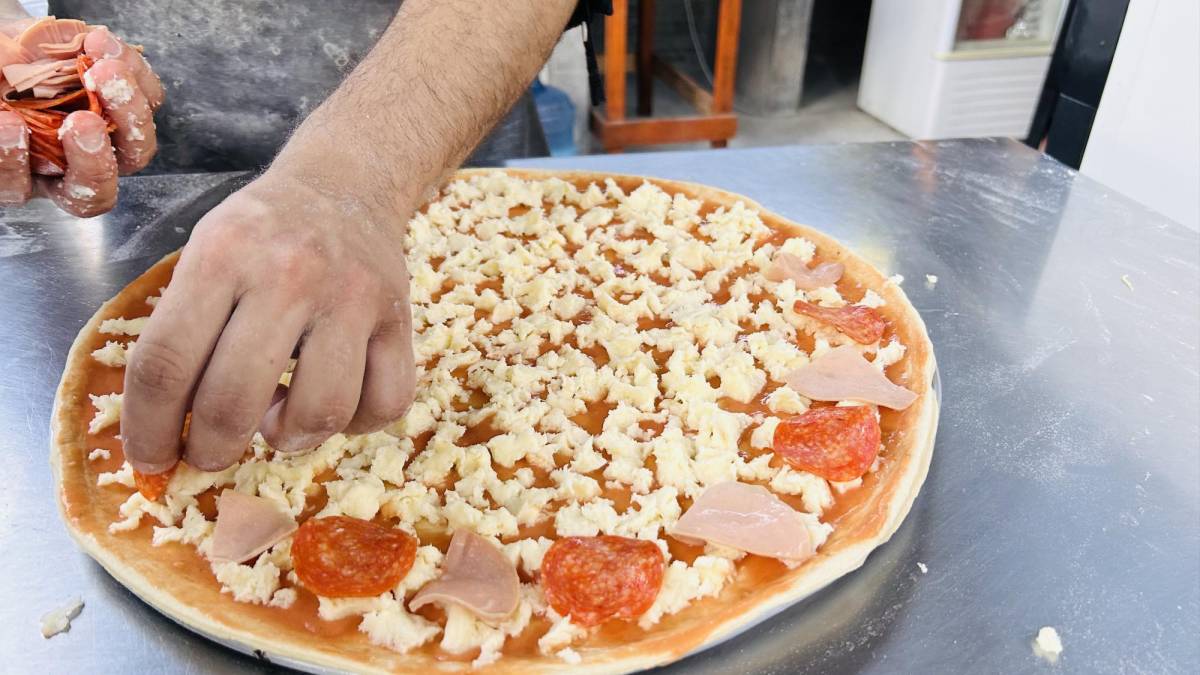 El emprendedor Abraham Talavera contó que con su negocio de pizza artesanal ha logrado ser el sustento para su madre.