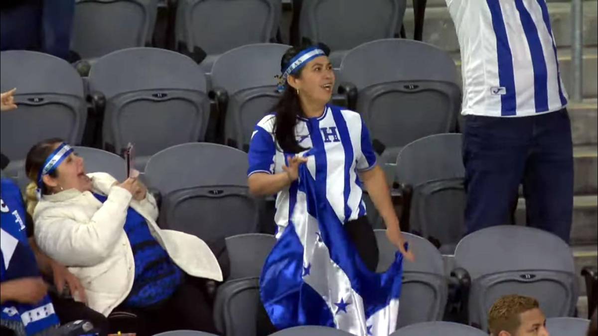 Otra aficionada hondureña que se puso a bailar con la música catracha que sonó en el estadio.