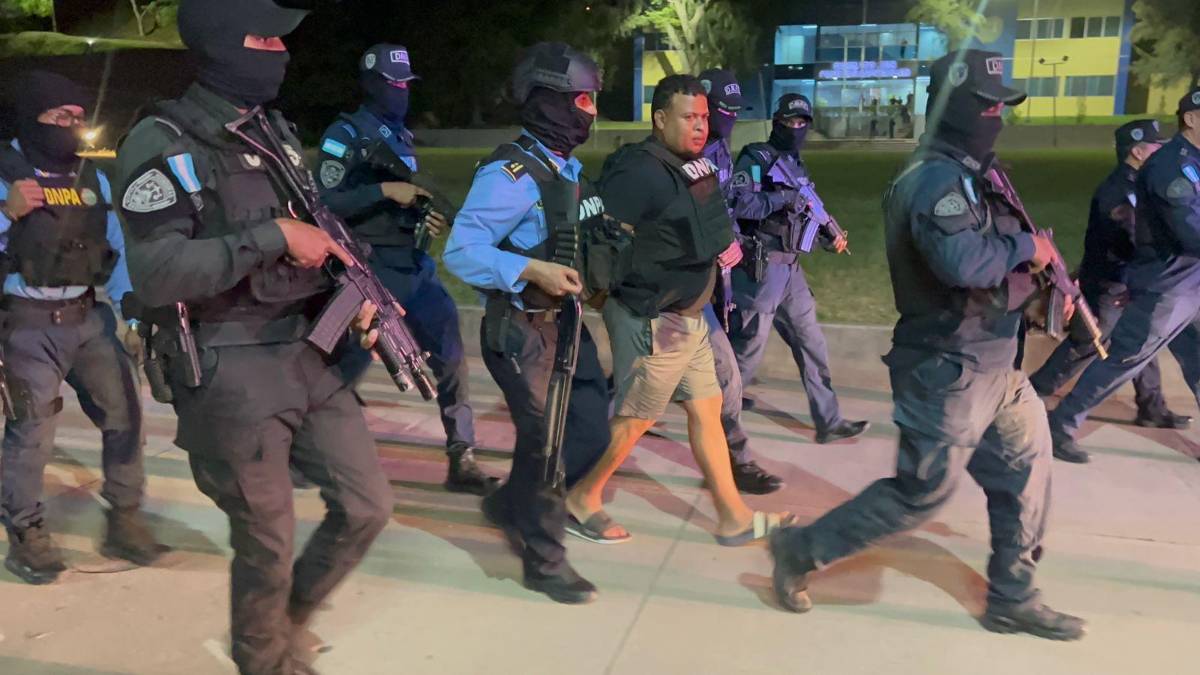 Uno de los tres extraditables resguardado por agentes policiales en el escuadrón de Fuerzas Especiales en Tegucigalpa.