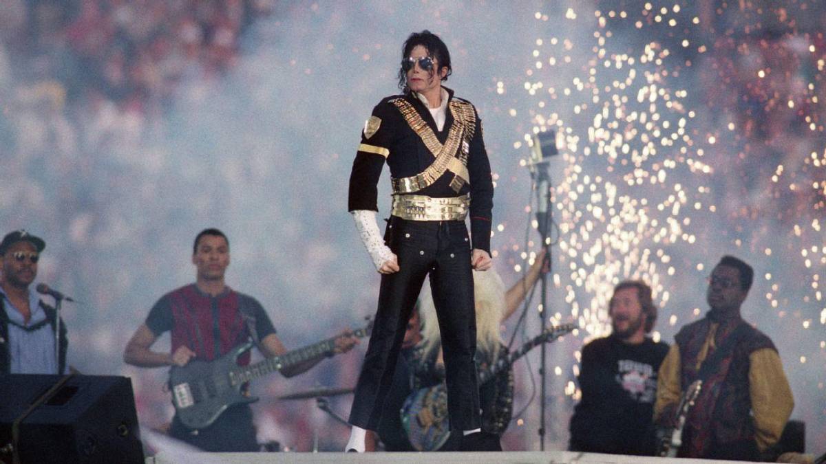 En 1993, el intermedio de Michael Jackson en la Super Bowl significa para muchos como el principio de su fin. Aunque casi todos los medios hablan de esta presentación como una de las mejores actuaciones del medio tiempo de la historia, tuvo momentos controversiales. El show tardó 3 minutos en empezar, con Michael parado frente al público en plan estatua en un evento cuyo tiempo vale oro. Minutos que en directo parecieron horas.