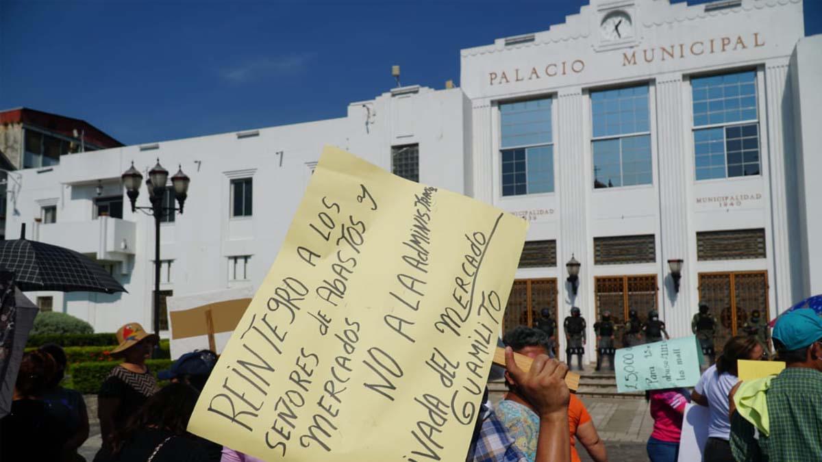 Los manifestantes llegaron con pancartas pidiendo al alcalde de San Pedro Sula, Roberto Contreras, que cumpla sus promesas.