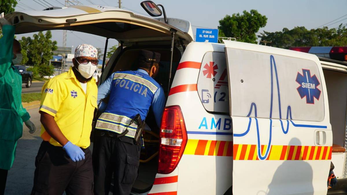 Personal médico asiste a heridos y lesionados tras accidente en el bulevar del este de San Pedro Sula. 