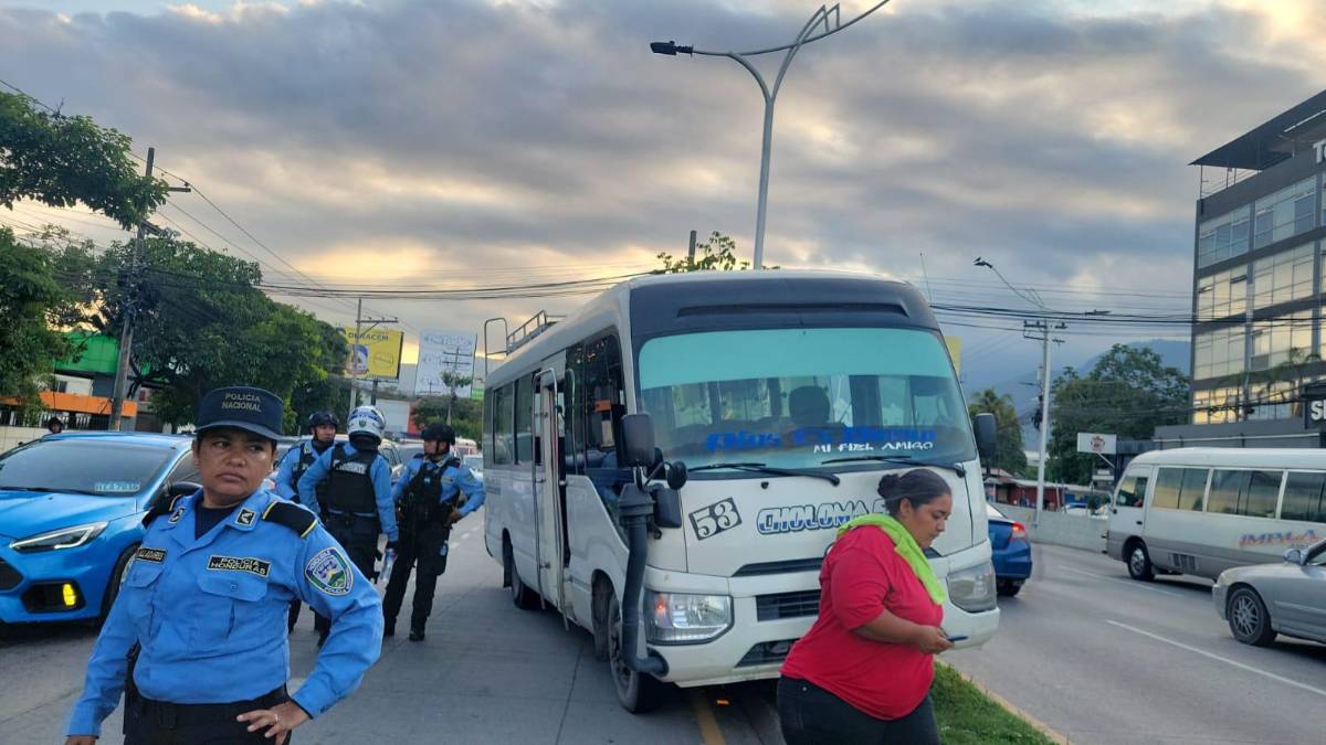 Ciudadanos y policía capturan a tres hombres que asaltaban un bus en San Pedro Sula