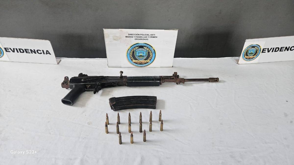 Durante la reciente detención, los agentes de la DIPAMPCO confiscaron un arma de fuego tipo Galil modificada, un cargador y 15 proyectiles de uso prohibido calibre 5.56mm.