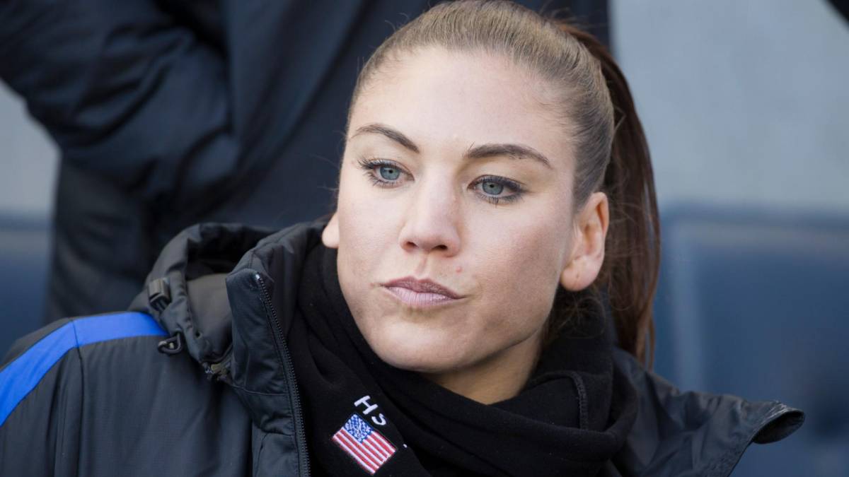 Hope Solo tuvo una niñez forjada a base de duras experiencias. Fue concebida en la cárcel, durante una visita de su madre a su padre, que estaba tras la rejas. Se crió junto a su hermano en un ambiente hostil y violento, algo que se profundizaba por la adicción al alcohol de su madre. 