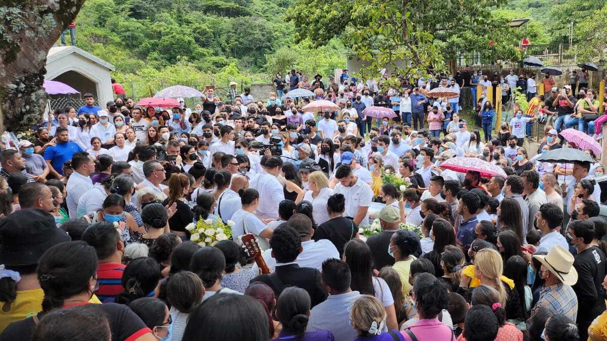 Todo la comunidad acompañó el sepelio.