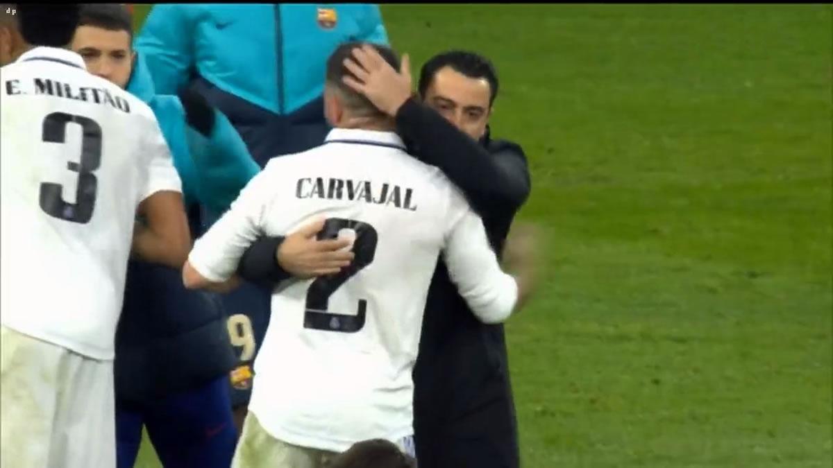 Tras el cruce de palabras, Xavi Hernández y Dani Carvajal se abrazaron al final del partido.