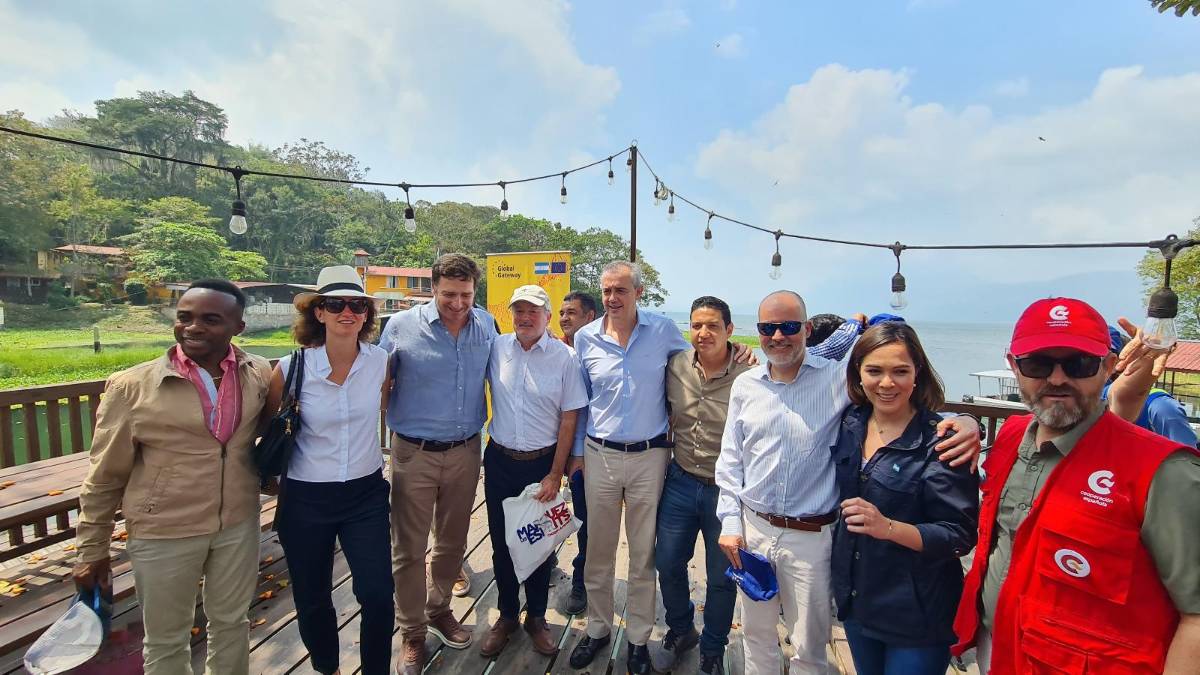 Representantes de Honduras junto a delegados de la Unión Europea.