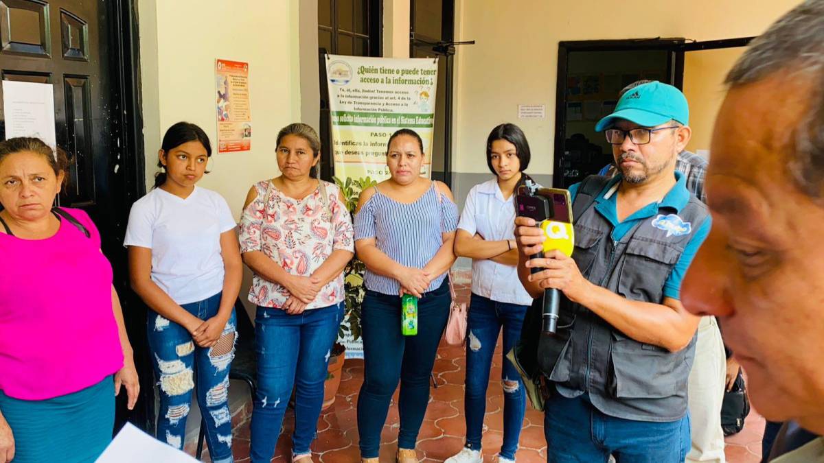 Protesta de padres y estudiantes en la Departamental de Copán.