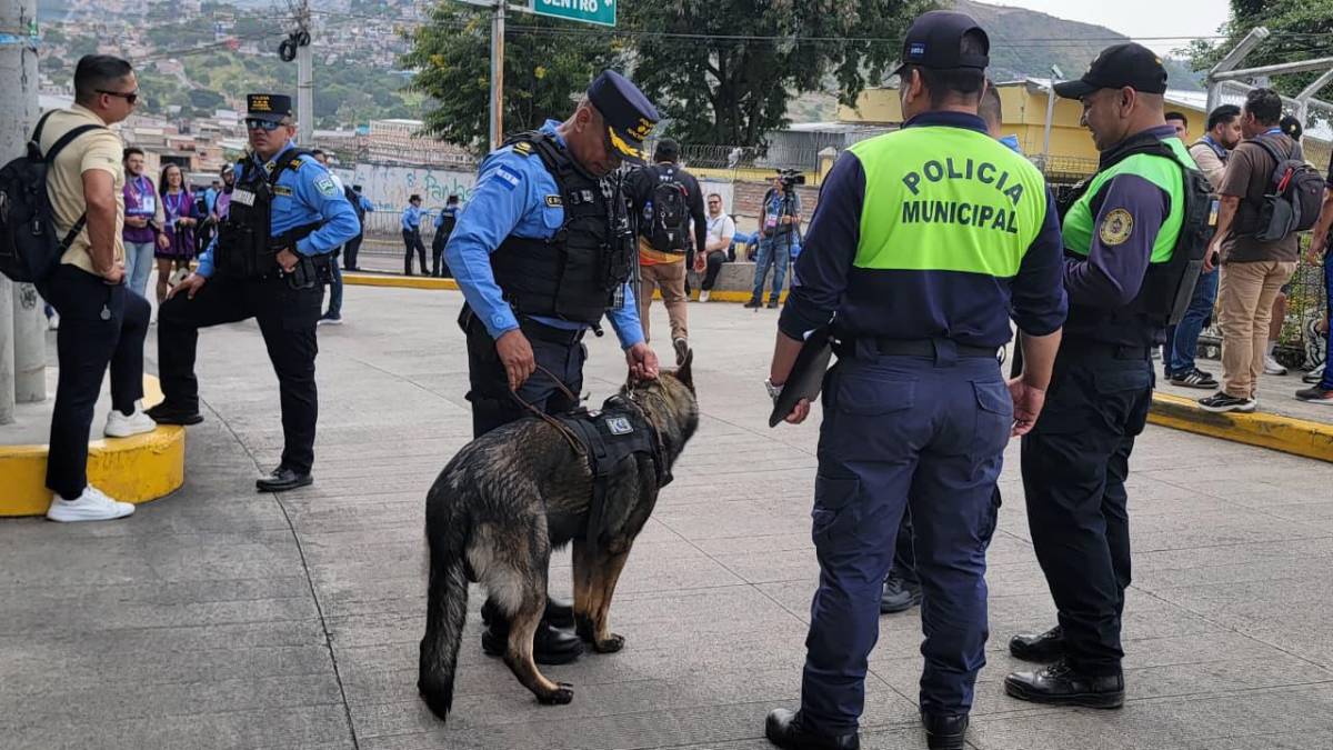 Olimpia-Motagua: Exgoleador aparece como Policía, susto y chica del 911 cautiva