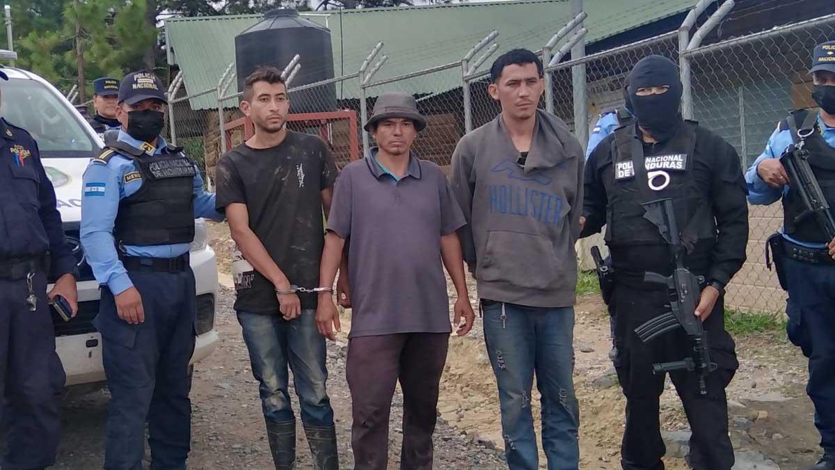 De acuerdo con las investigaciones de la Policía, los tres salvadoreños tienen antecedentes criminales en su país por delitos de agrupación ilícita, extorción y posesión de droga.