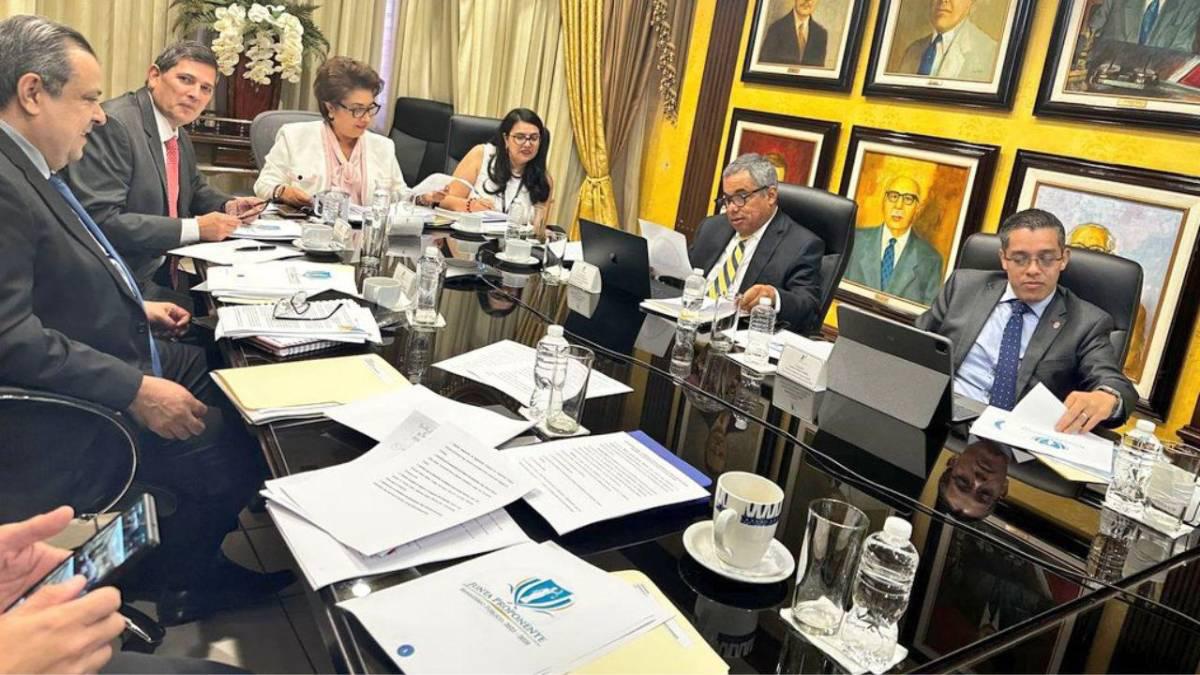 Junta Proponente definirá hoy a cinco aspirantes a fiscales