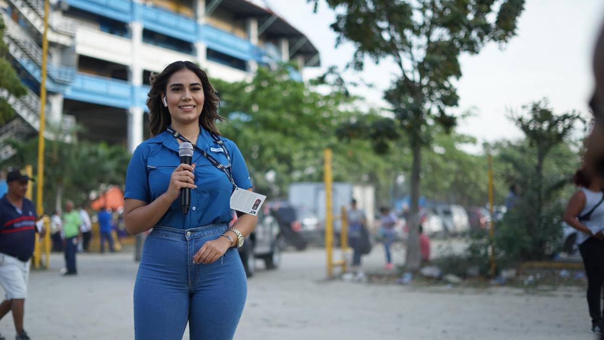 La bella periodista hondureña Cristel Osorio está en el estadio Olímpico.