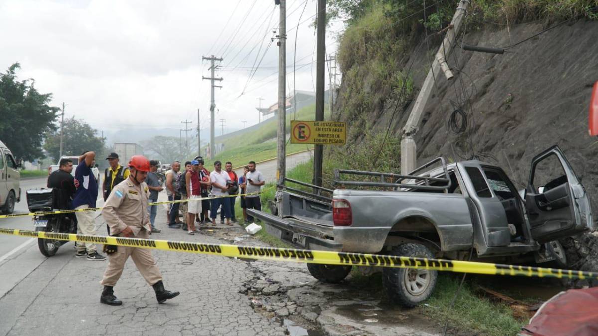 Bomberos auxiliaron a los heridos. 