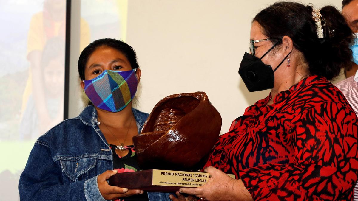 Indígena lenca hondureña gana Premio Nacional Carlos Escaleras
