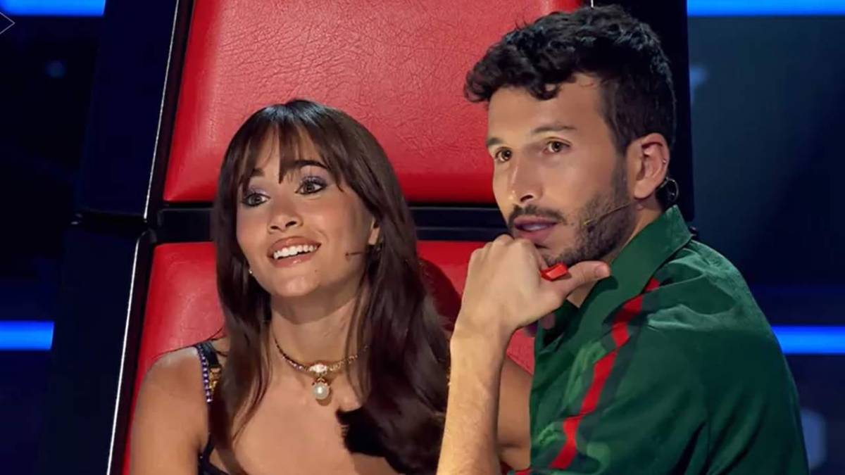 Sebastián Yatra y Aitana confirman su relación con un tierno beso