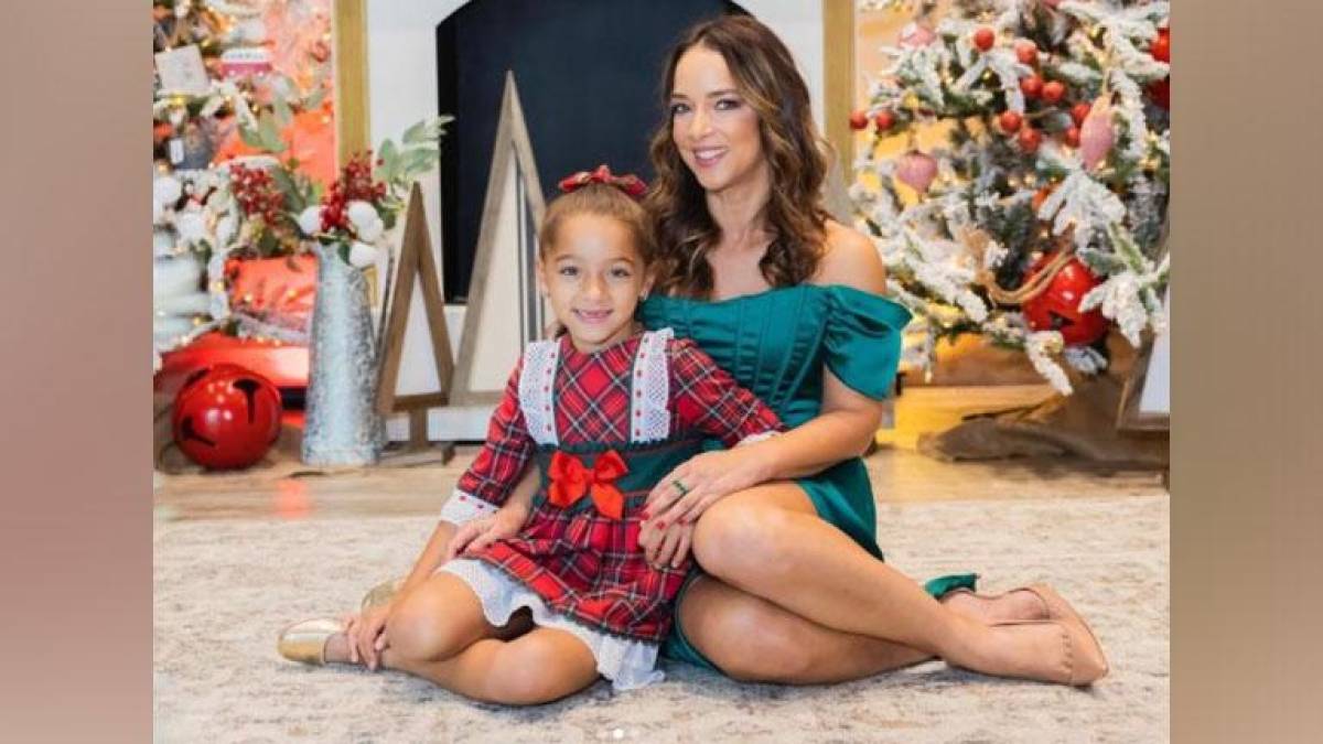 Esta Navidad Adamari López posó, únicamente, junto a su hija Alaia. La actriz y presentadora dijo a sus seguidores que ambas les enviaban mucho cariño. 