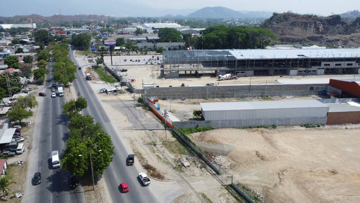 Cerca de la tienda La Mundial construyen las bodegas del Pájaro Azul y locales comerciales.
