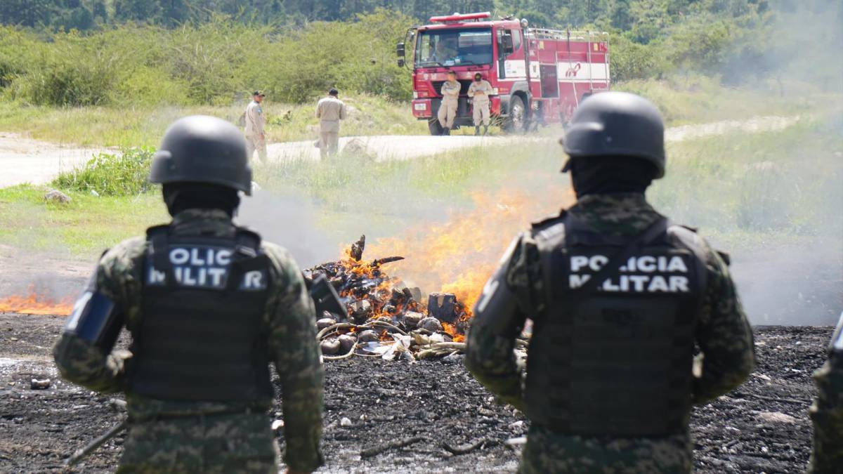 Incineración masiva: Honduras arrasa con 334 paquetes de marihuana y dos kilos de cocaína