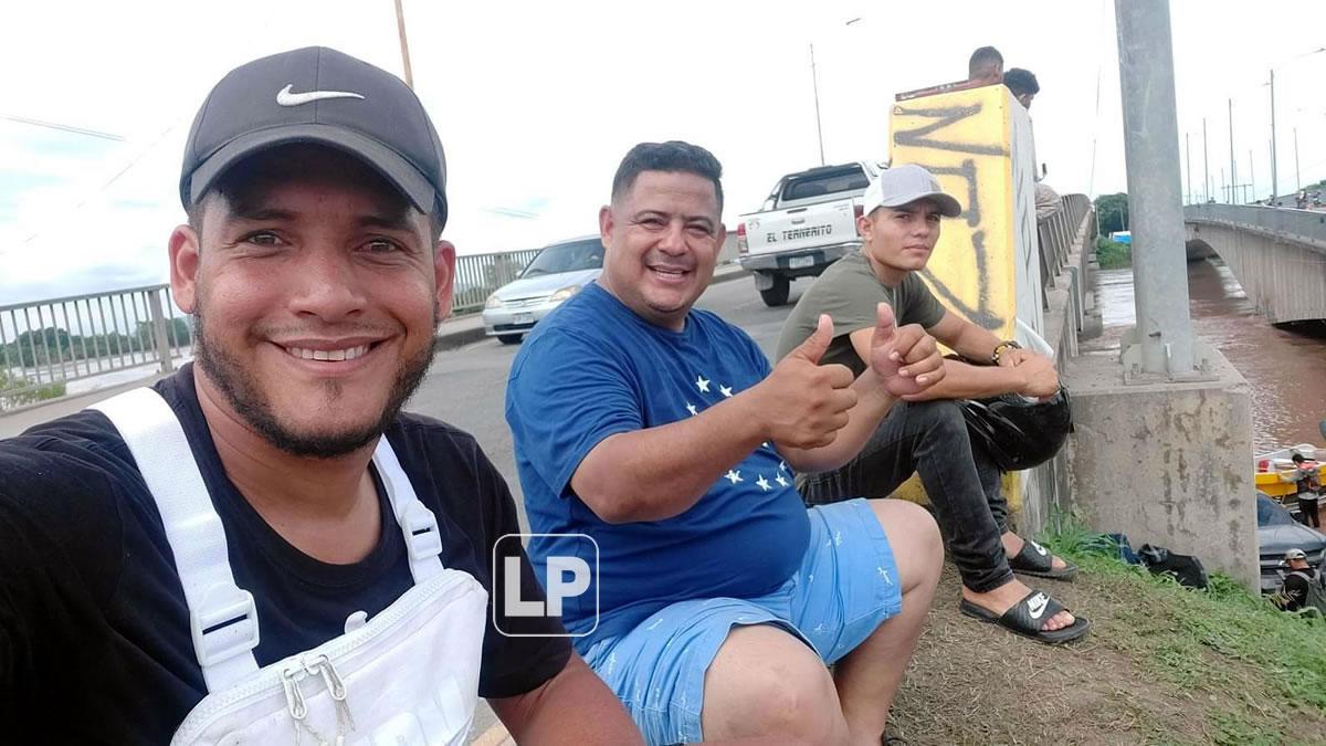 Pese al mal momento, Jean Marie Gómez se unió a un equipo de rescate en su zona.