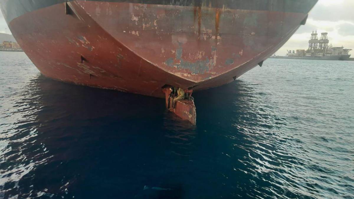 Tres migrantes sobreviven 11 días en un timón de petrolero hasta España