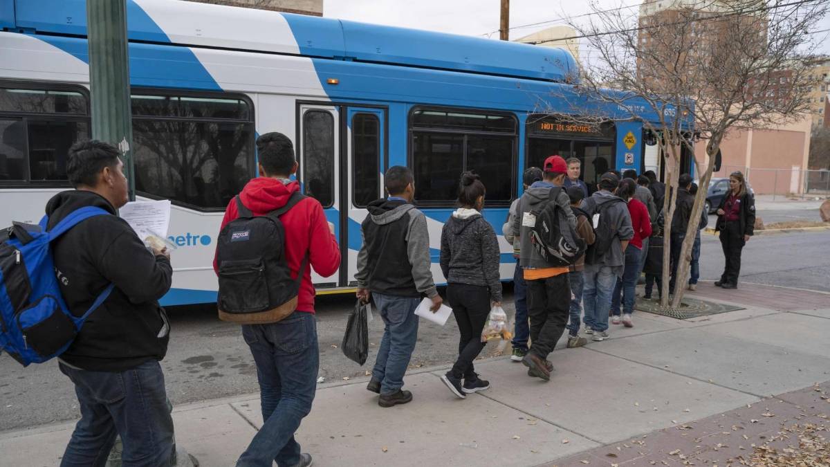 Trasladan a migrantes por brote de sarampión en refugio de Chicago
