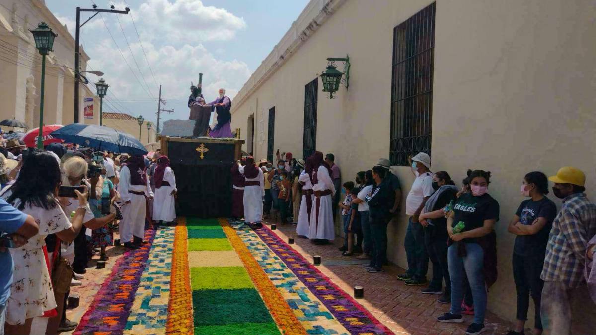 Honduras se llena de arte y color con hermosas alfombras de aserrín