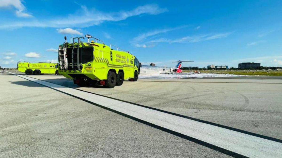 “Pensé que iba a morir”: Las imágenes del incendio de un avión de pasajeros al aterrizar en Miami